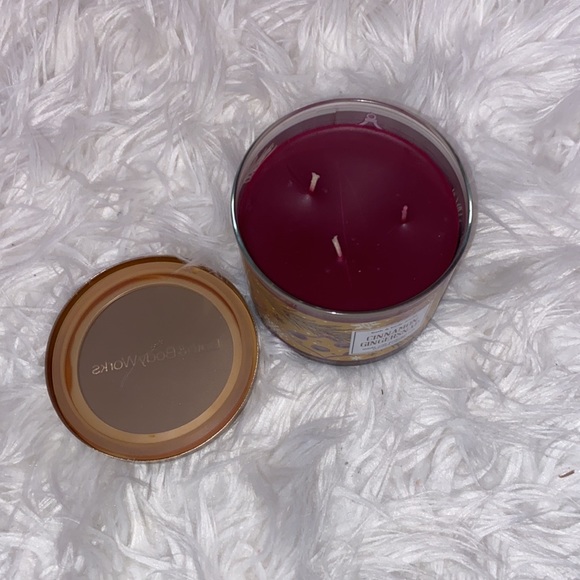 Bath and body works candle - Picture 2 of 2